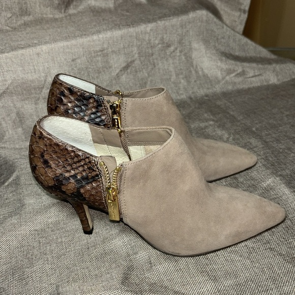 MICHAEL Michael Kors Clara Mid Booties Size 5.5 - Picture 1 of 12